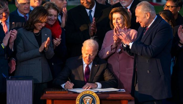 2021-11-16_225715.png - سه شنبه ۲۵ آبان ۱۴۰۰ ایران ۲۲:۵۶ \r\nبا امضای رئیس جمهوری آمریکا مصوبه هزار میلیارد دلاری بازسازی زیرساخت‌های کشور به قانون تبدیل شد