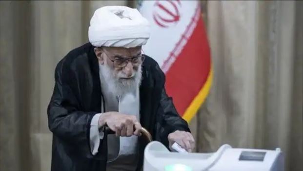 01000000-0aff-0242-6c32-08dc70e23693_w650_r1_1_11zon.jpg - شنبه ۲۸ تیر ۱۴۰۴ تهران ۱۶:۴۱ \r\nاحمد جنتی ۹۹ ساله برای یک سال دیگر دبیر شورای نگهبان شد