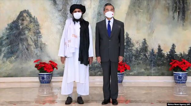 2021-12-15_135518.png - چهارشنبه ۲۴ آذر ۱۴۰۰ تهران ۱۳:۵۳ \r\nافغانستان، مهره‌ای تازه در طرح‌های بزرگ چین\r\nملا عبدالغنی برادر، یکی از بنیانگذاران طالبان، در سمت چپ، و وانگ یی، وزیر امور خارجه چین، طی دیداری در تیانجین چین