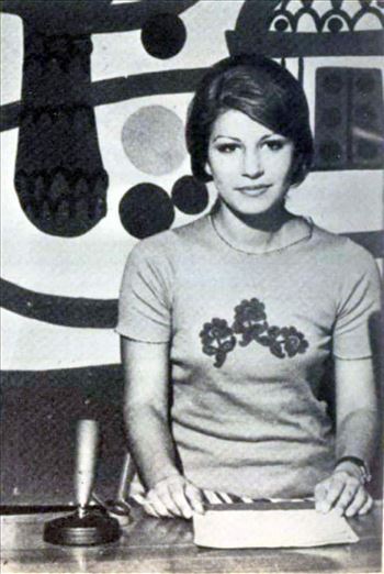 photo_2021-07-06_00-21-02.jpg - سرکار خانم احترام برومند مجری تلویزیون و برنامه های کودکان در حال اجرای برنامه زیر گنبد کبود در سال 1351  ( تقریبا نیم قرن پیش )