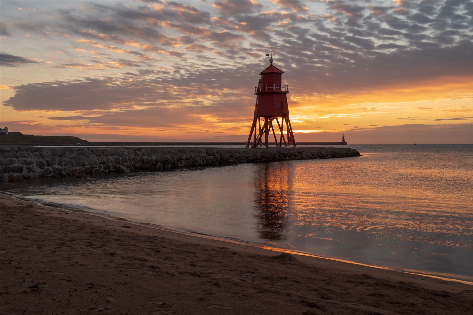 Herd Groyne lighthouse, South Shields at sunrise  by philreay