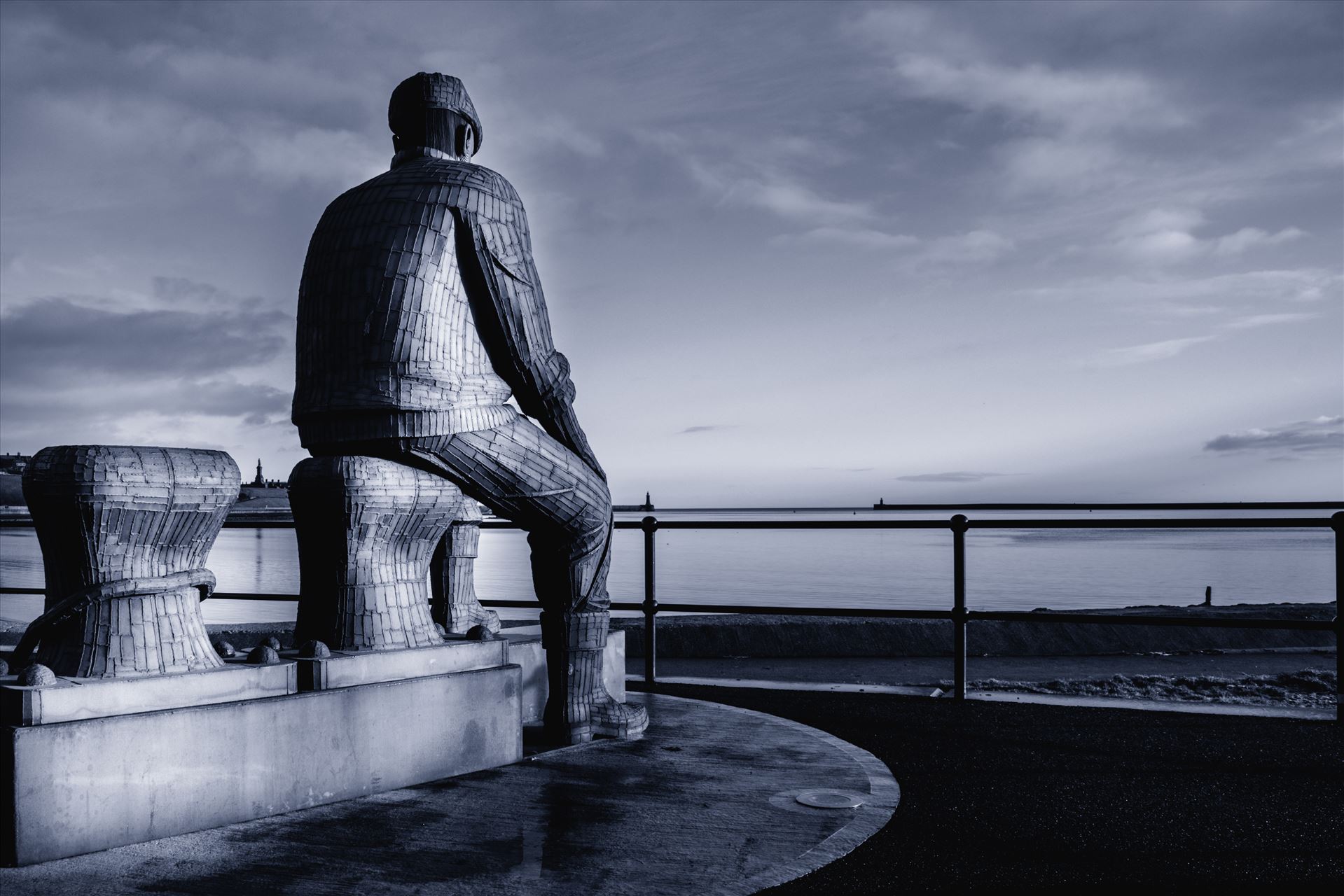 Fiddlers Green The impressive sculpture,  by local artist Ray Lonsdale, named Fiddler’s Green, stands 10ft 6ins tall and is located near the fish quay in North Shields. The memorial is in honour of those fishermen who died doing their job after leaving the port. by philreay