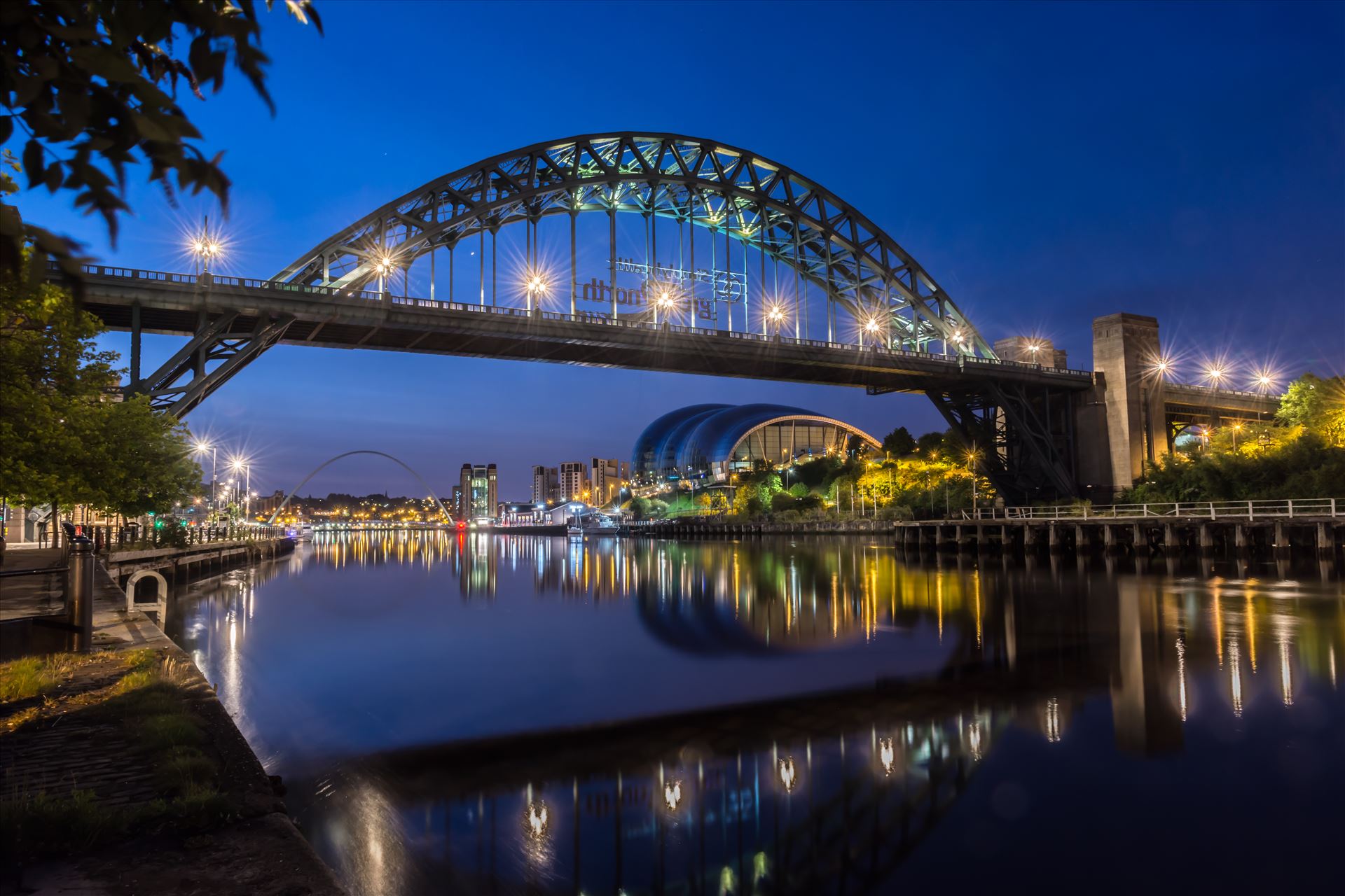 The Tyne at night  by philreay