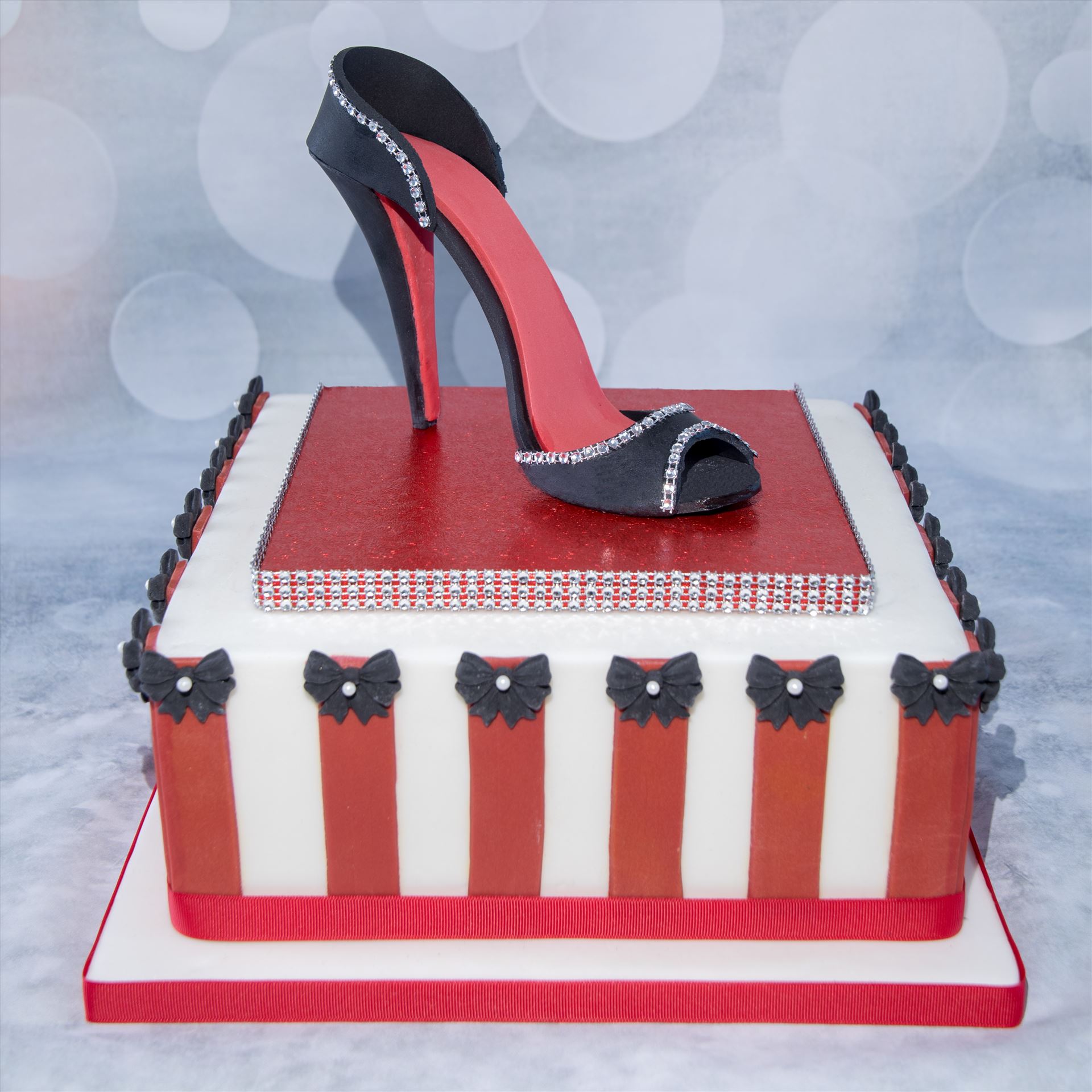 . I loved working with the colours on this design. The shoe is made completely from sugarpaste apart from the diamontes which aren’t edible. I have to say I’m a little bit in love with this creation 💖 by Alison Wonderland Bakes