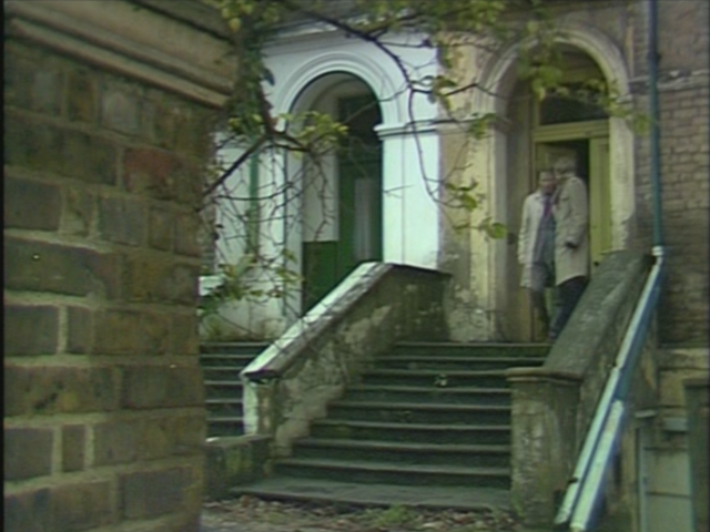 How About It, Frank 5.jpg Tarrant's flat, Series 7, Episode 3: 'How About It, Frank?' (1975) by Vienna