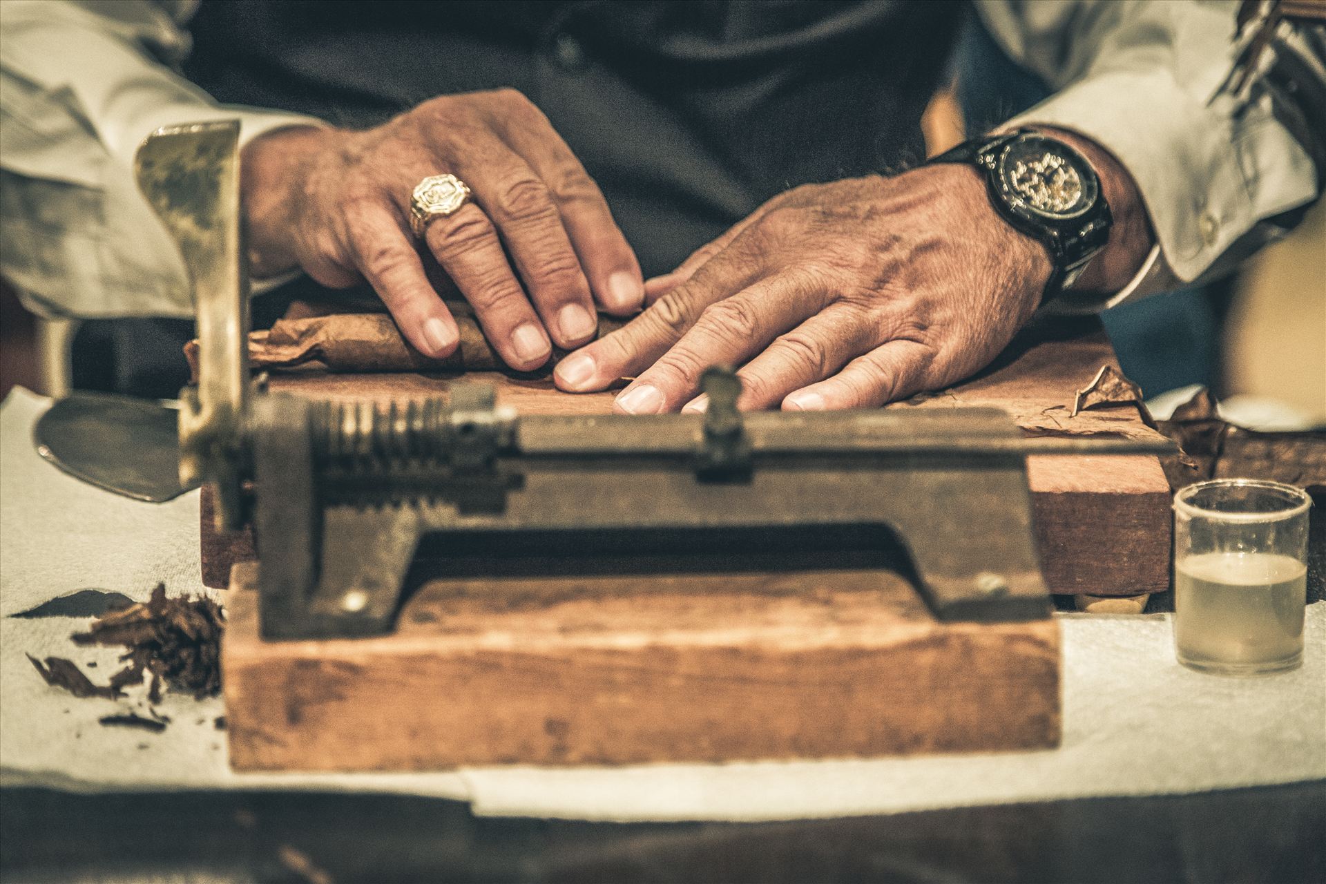 Rollin A skilled trocedor finshes a cigar with a fine wrap. by Scott Smith Photos