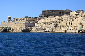 Malta_-_Valletta_-_Triq_il-Lanca+Triq_il-Mediterran+Siege_Bell_War_memorial+Lower_Barrakka_Gardens_(MSTHC)_01_ies.jpg  by LordDUnivers