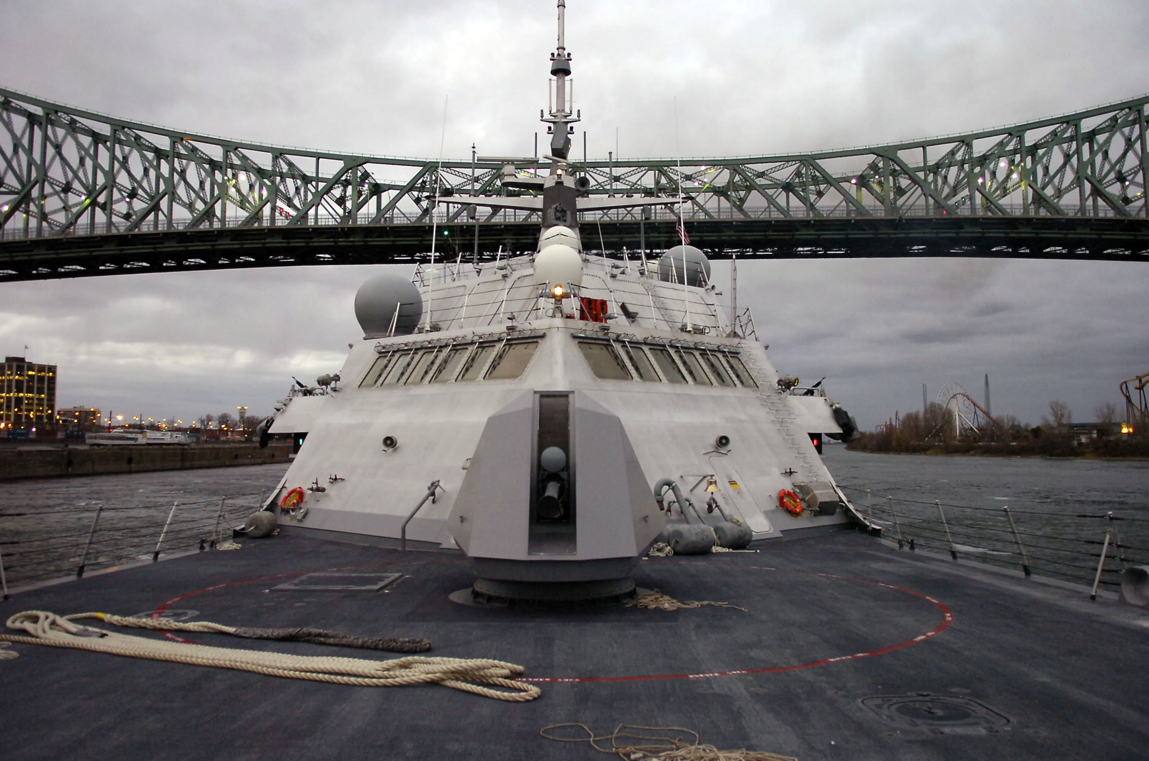 US_Navy_081120-N-5758H-471_USS_Freedom_(LCS_1)_Freedom_sails_under_the_Pont_Jacques-Cartier_Bridge.jpg  by LordDUnivers
