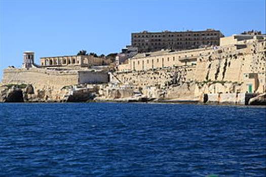Malta_-_Valletta_-_Triq_il-Lanca+Triq_il-Mediterran+Siege_Bell_War_memorial+Lower_Barrakka_Gardens_(MSTHC)_01_ies.jpg by LordDUnivers