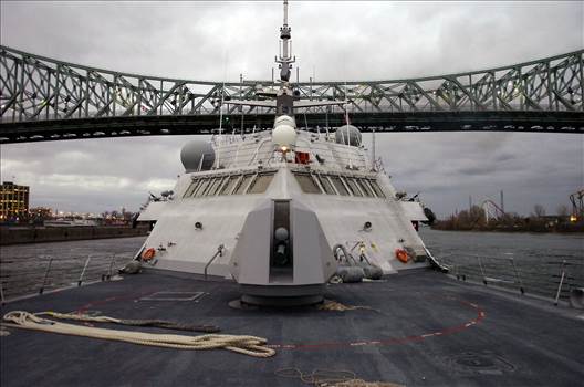 US_Navy_081120-N-5758H-471_USS_Freedom_(LCS_1)_Freedom_sails_under_the_Pont_Jacques-Cartier_Bridge.jpg by LordDUnivers