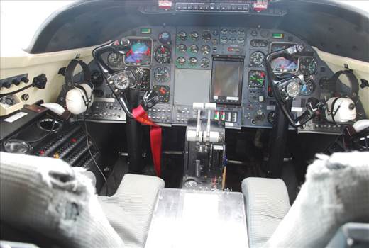 Learjet_cockpit.JPG by Studios Jardin