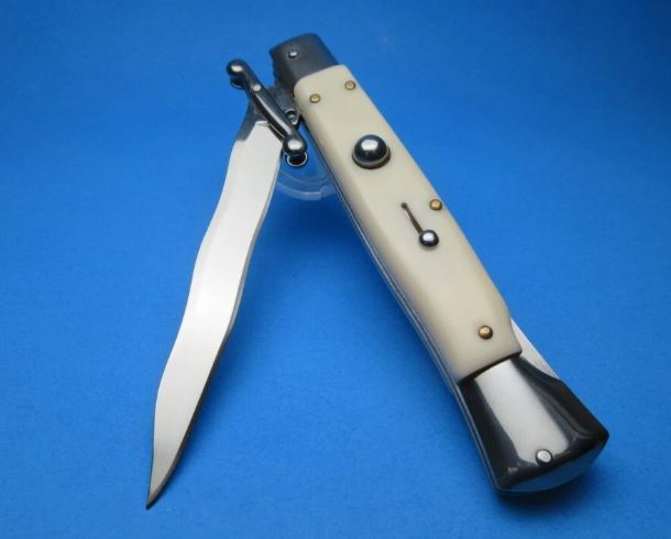Stiletto Switchblades The Stiletto Switchblades catered by MySwitchblade.com comes in 9” Italian Stiletto blade variety.  For more details, visit: https://www.myswitchblade.com/product-category/9-italian-stiletto-switchblades/ by Myswitchblade
