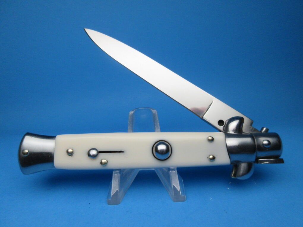 Stiletto Switchblades With its origin in 15th century medieval Italy, the perfect multipurpose EDC gadget of Stiletto Switchblades comes in assorted designs of fixed or OTF, and folded versions. For more visit: https://www.myswitchblade.com/ by Myswitchblade