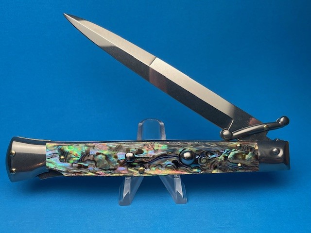 Swinguard Switchblade knives Considered among the top Italian switchblades made by reputed knife makers, including Frank Beltrame, AGA Campolin, AKC, and others, swinguard switchblade knives are unparalleled.  For more visit: https://www.myswitchblade.com/ by Myswitchblade