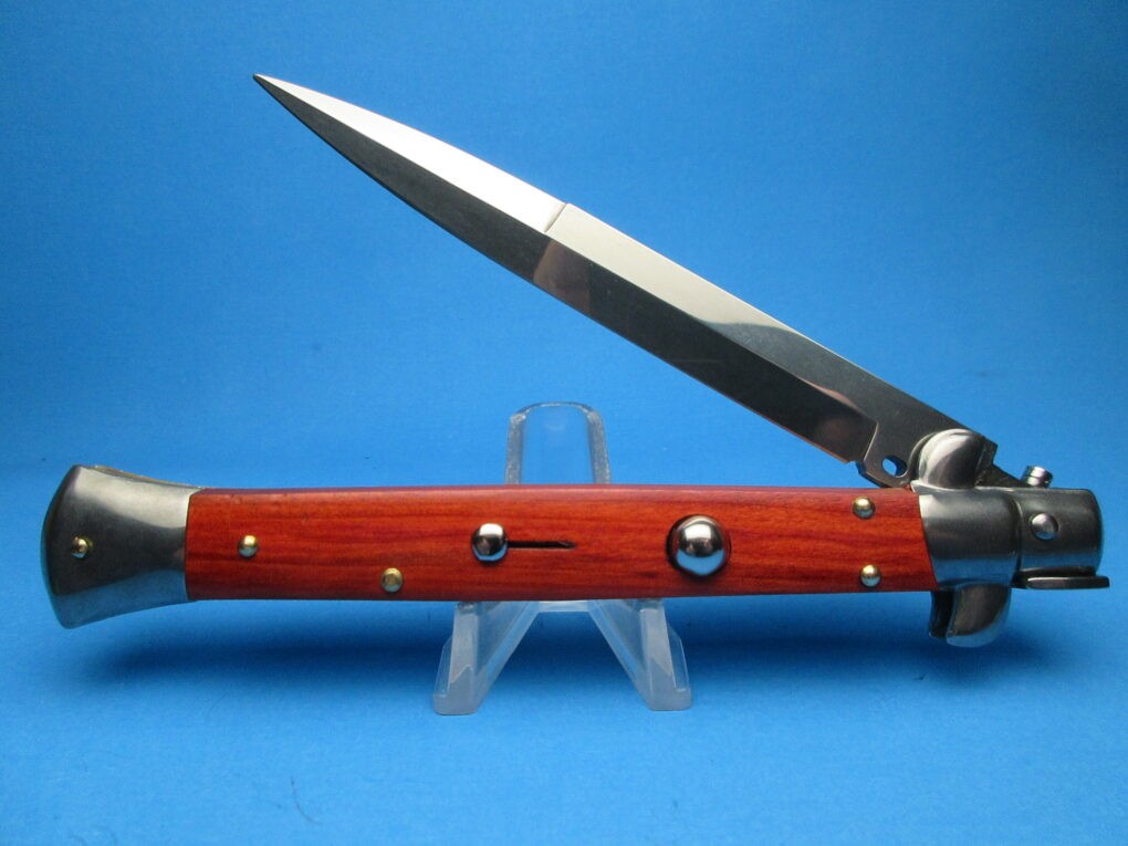 Frank Beltrame This name is iconic in the realm of switchblades, representing exceptional Italian craftsmanship. Picture a beautifully designed steel blade, honed to perfection, and the satisfying sound . For more visit: https://www.myswitchblade.com by Myswitchblade