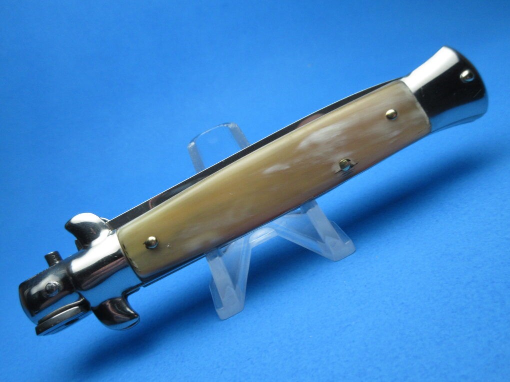 Frank B Italian stiletto knife Maniago,Italy These one-of-a-kind Swiss Army knives come with mounted floating or dual finger guards, which can be released, as the blade is opened.  For more details visit: https://www.myswitchblade.com/product-category/9-italian-stiletto-switchblades/ by Myswitchblade