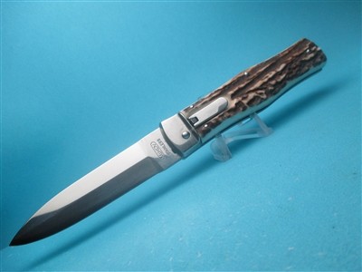 Switchblade knife It is highly preferred both by the public and experts like emergency medical personnel, law enforcement crews, handicraftsmen, and more. For more visit: https://www.myswitchblade.com/ by Myswitchblade