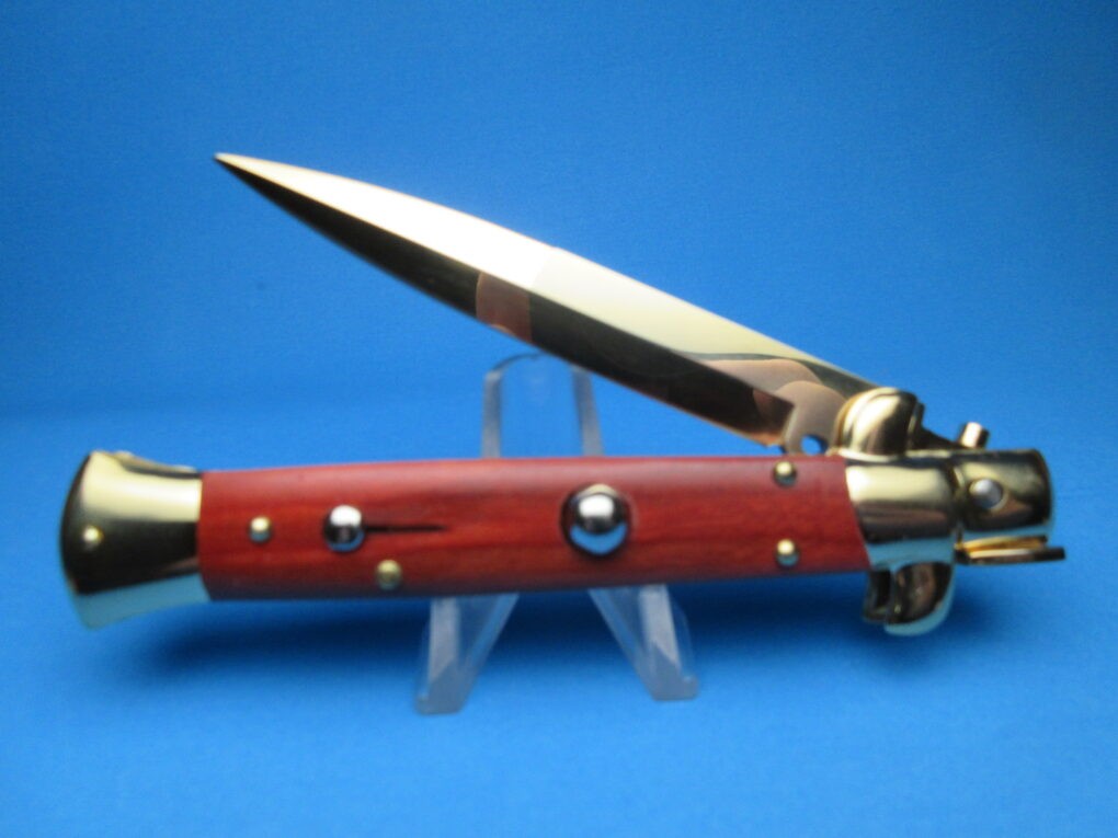 Switchblade knife Available with a sleek handle, and ergonomic grip, the dagger-like Switchblade knife from MySwitchblade comes in diverse styles, sizes, shapes, colours, and rates. For more visit: https://www.myswitchblade.com/ by Myswitchblade