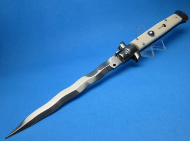 Frank Beltrame Italian Stiletto Switchblades The blade also has an attached dual finger or floating guards, whereupon the shields are released when the knife is unlocked. For more visit: https://www.myswitchblade.com/product-category/11-italian-stiletto-switchblades/ by Myswitchblade