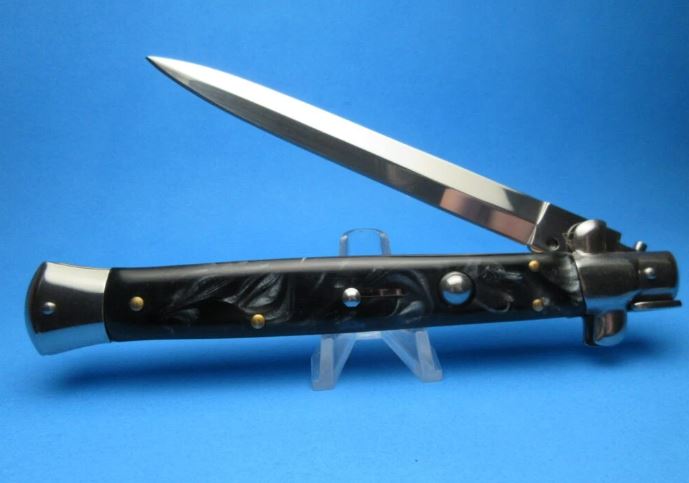 Switch blades Customarily utilized by the US Military and also in World War II, the collectible of customized Switch blades are widely accepted by the commoners. For more visit: https://www.myswitchblade.com/ by Myswitchblade