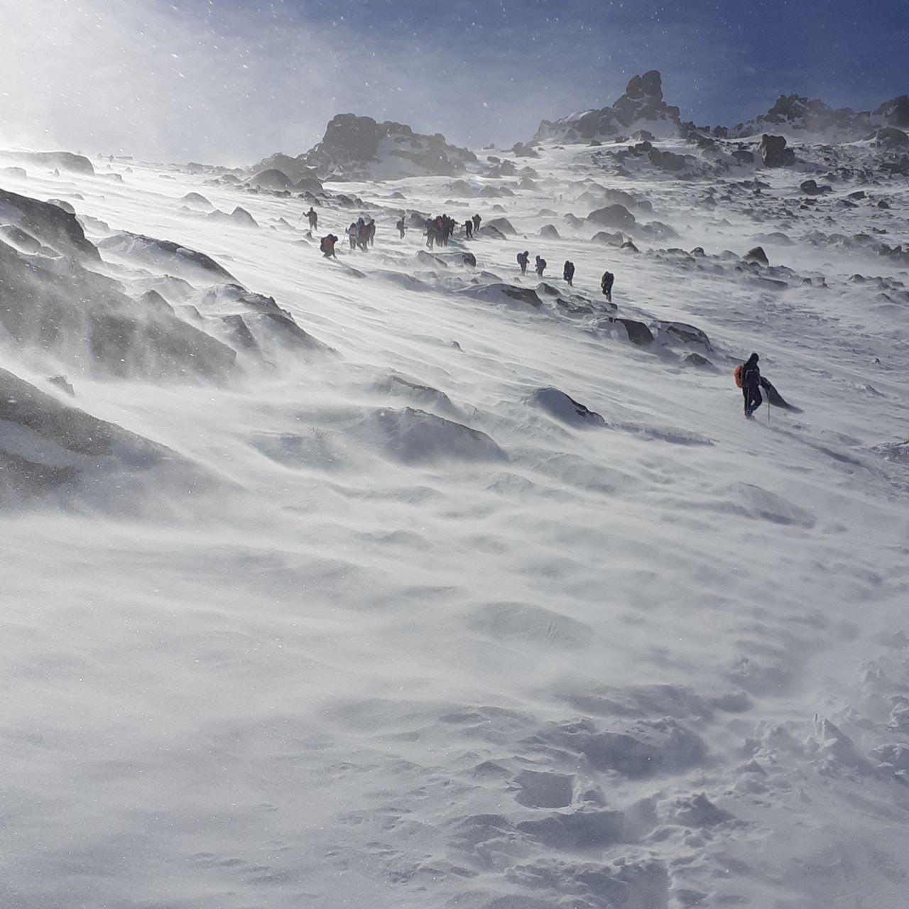 صعود زمستانی به قله 3420 متر ی الوند بهمن ماه 98 در شرایط کولاک