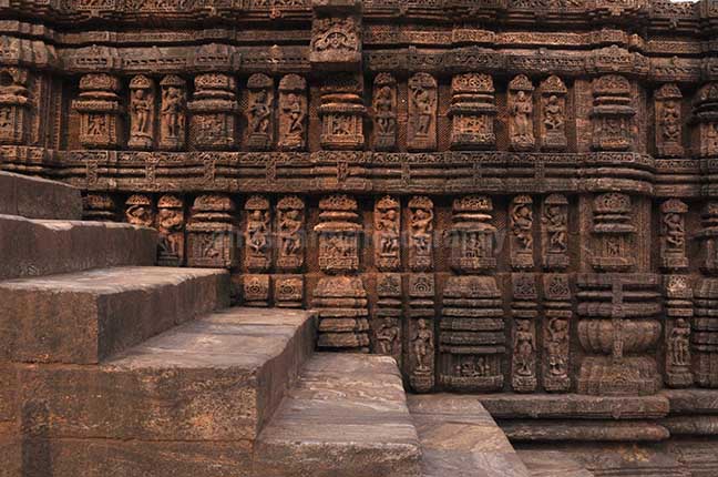 Monuments: Sun Temple Konark, Orissa (India) Richly carved sculptures of dancers and musicians at Konark Sun Temple, Bhubaneswar, Orissa, (India) by Anil Sharma Photography