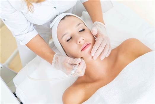 Microdermabrasion is a non-invasive technique that promotes cell development by stimulating blood flow. The texture and elasticity of the skin will gradually improve as a result of this. Microdermabrasion therapies are now available in a variety of forms;