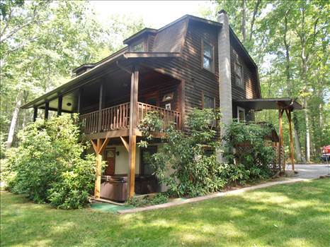 White Oak Lodge is a 6 bedroom, 3 bath lake access log home near the main portion of the Lake, accommodating up to 12 people.
